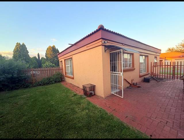 2 BEDROOM TOWNHOUSE FOR SALE IN VANDERBIJLPARK CE 2